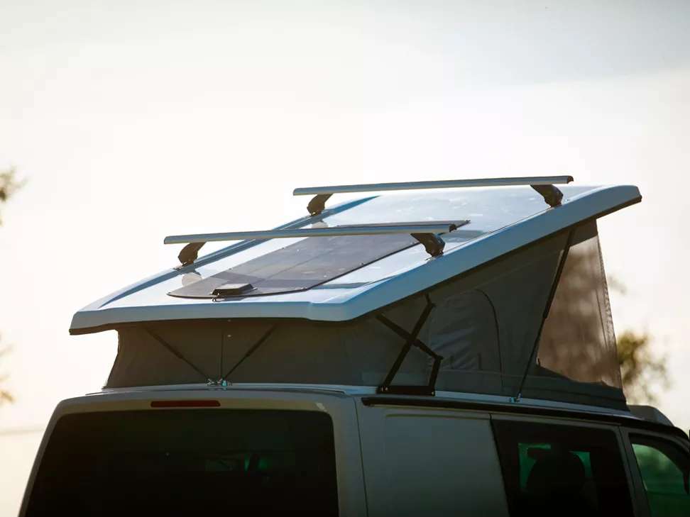Van Volkswagen T6.1 L2H1 venant de Vannes avec vue sur l'exterieur avec son panneau solaire