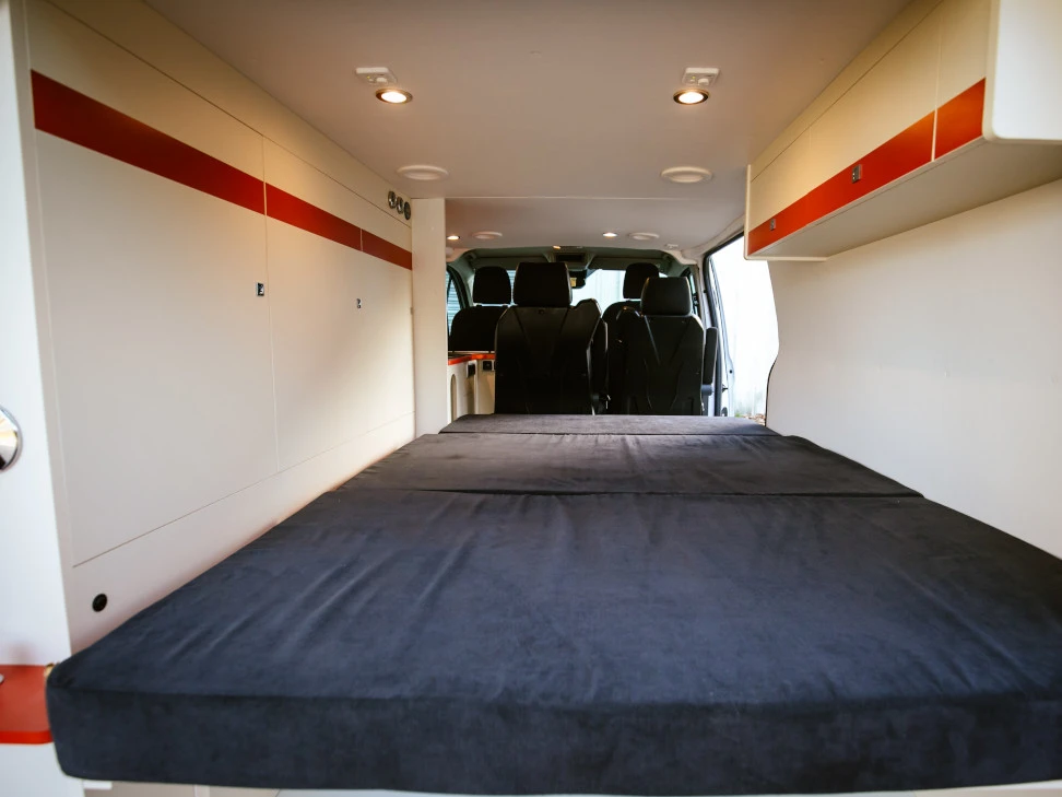 Camionnette Ford Transit Custom L2H1 venant de Nantes avec salon transformé en lit