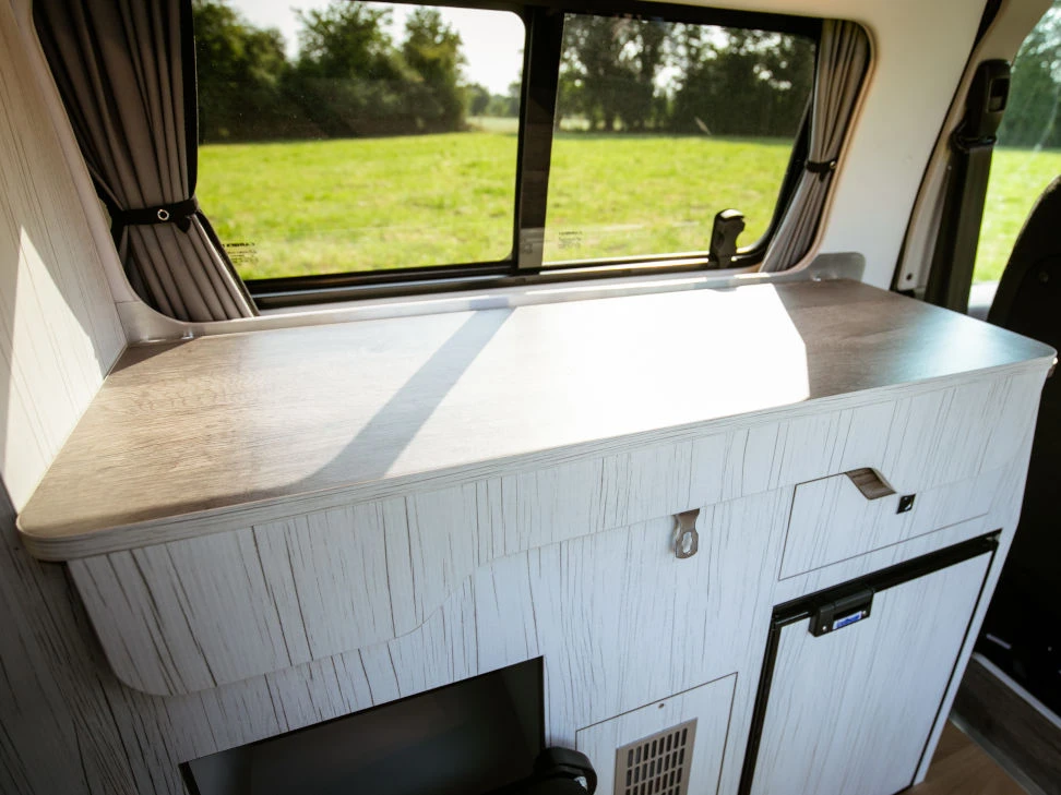 Vans Peugeot Expert long venant de Nantes avec meuble intérieur aménager