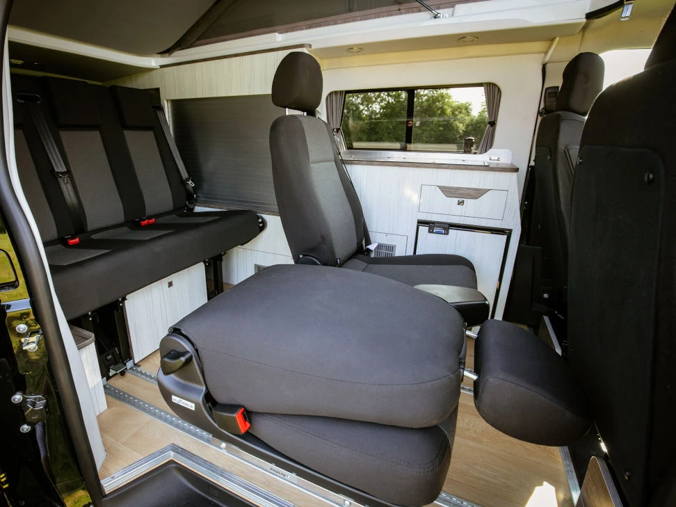 Vans Peugeot Expert long venant de Nantes avec l'aménagement intérieur et un siège rabattu