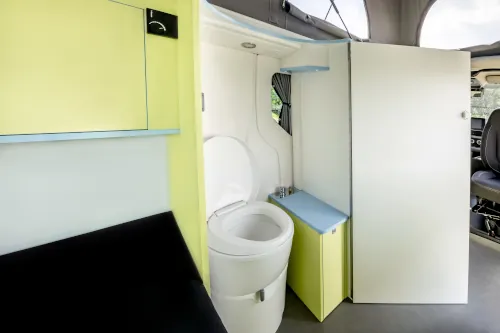Renault Trafic 3 aménagé venant du Mans avec vue sur les toilettes chimiques séparées